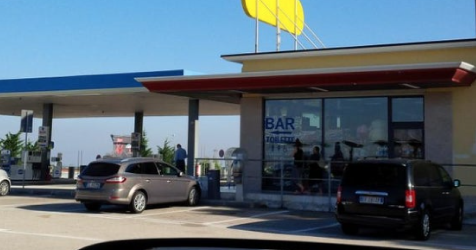 Rapinano autogrill sull'autostrada, vicino Cerignola, e scappano nei campi