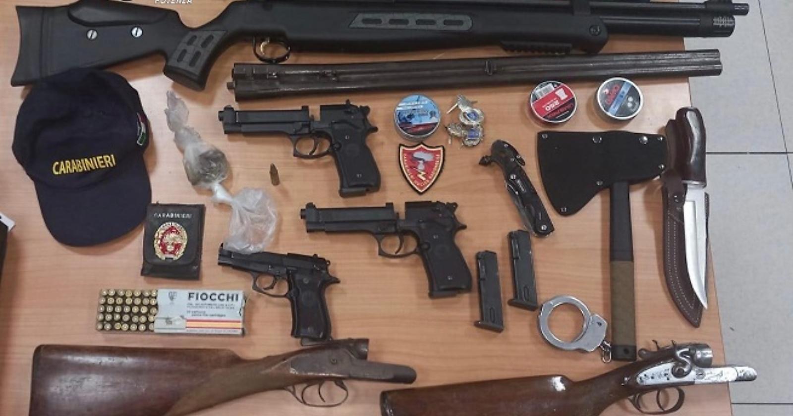 Dal frangivetro alle munizioni per carabina winchester: ai domiciliari un 35enne di Potenza