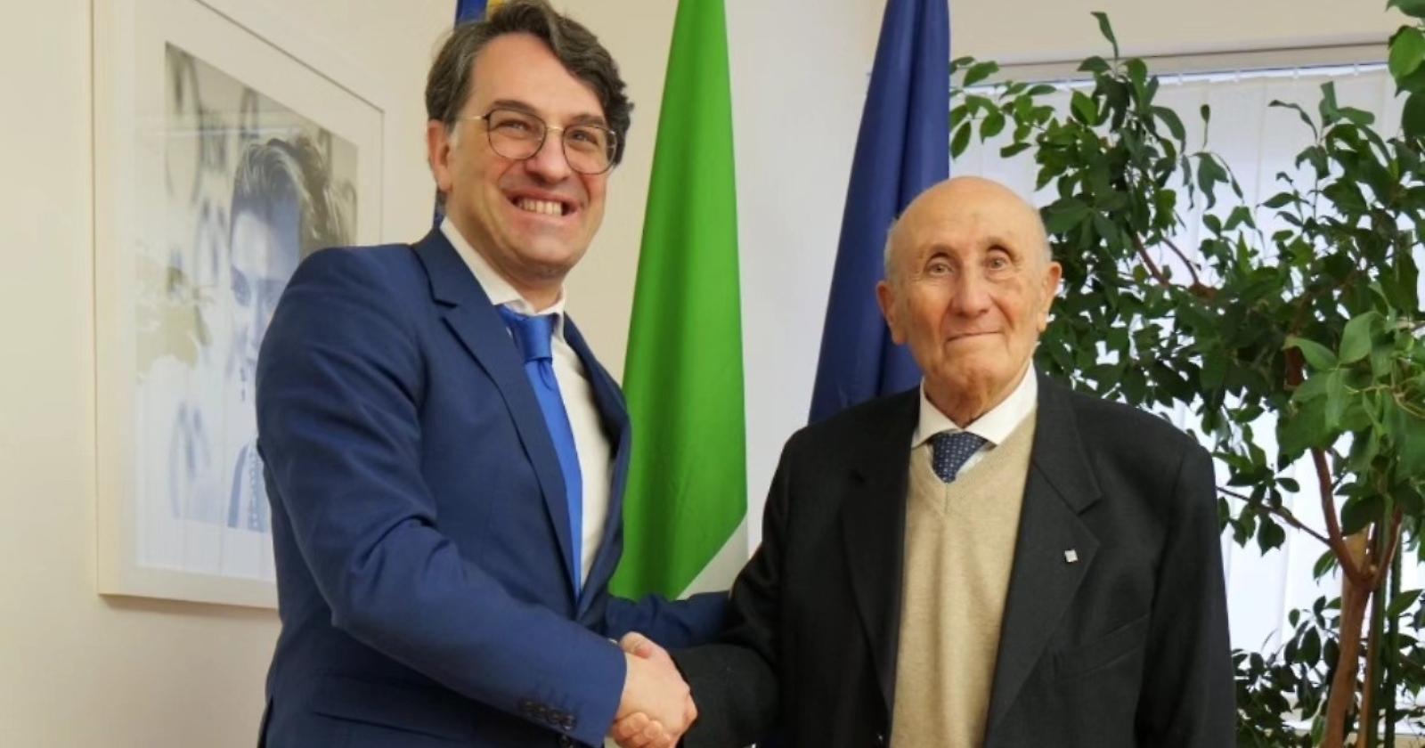 Basilicata: Cicala consegna la medaglia celebrativa dei 50 anni all'ex consigliere Vinci 