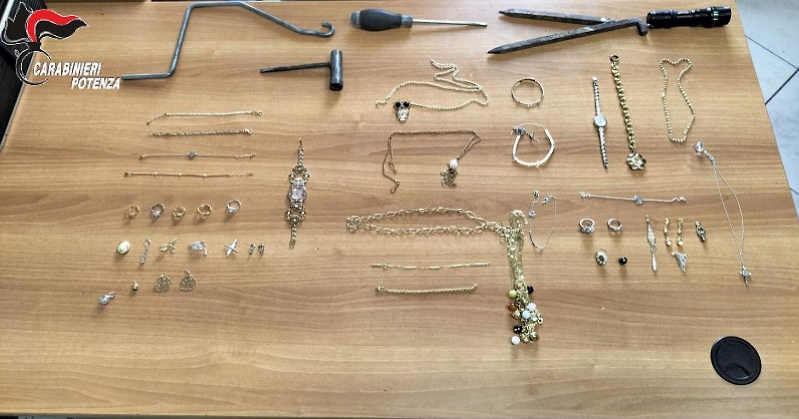 Roccanova, arrestati due uomini dopo un furto in abitazione: recuperata la refurtiva 