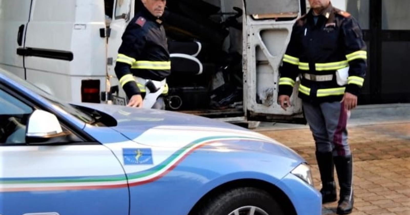 Pezzi di ricambio da auto rubate sul furgone di una ditta di Cerignola fermato dalla Polstrada di Avellino