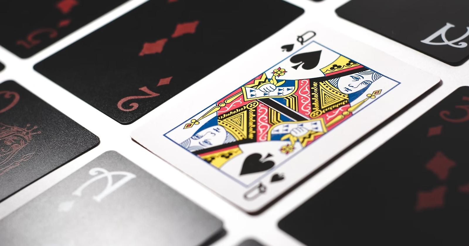 Storia e mito del blackjack dal 31 al 21, dal Sette e Mezzo alla diretta live streaming online