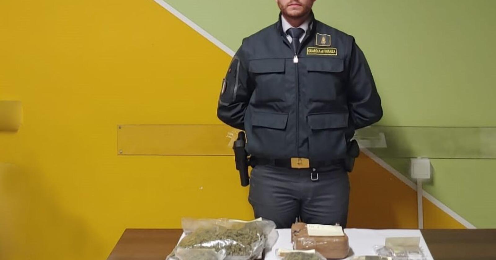 I finanzieri di Parma fiutano 4 chili di droga nel sacchetto di croccantini per cani trasportato da un residente a Foggia
