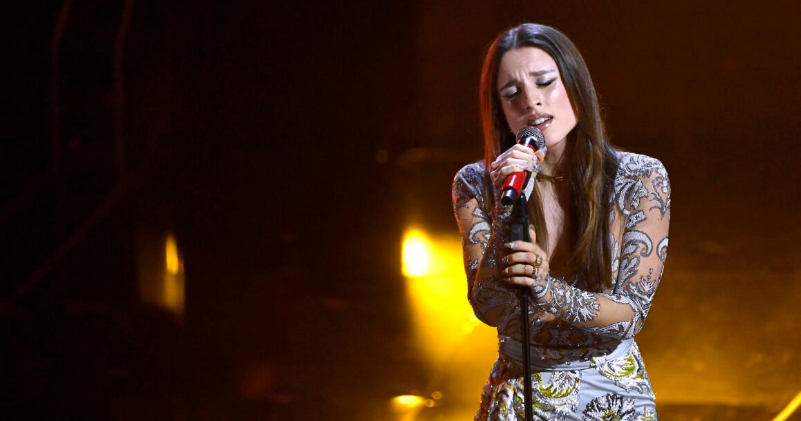 Sanremo, Angelina canta Pino e commuove l'Ariston 