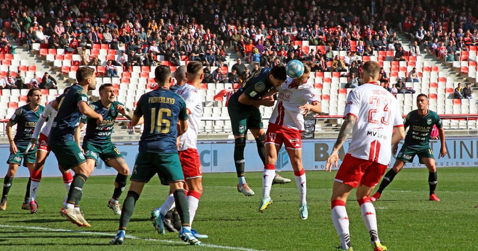 Bari-Feralpisalò 1-0: Un Rigore Cambia la Partita e Riporta il Bari nella Corsa ai Play-Off