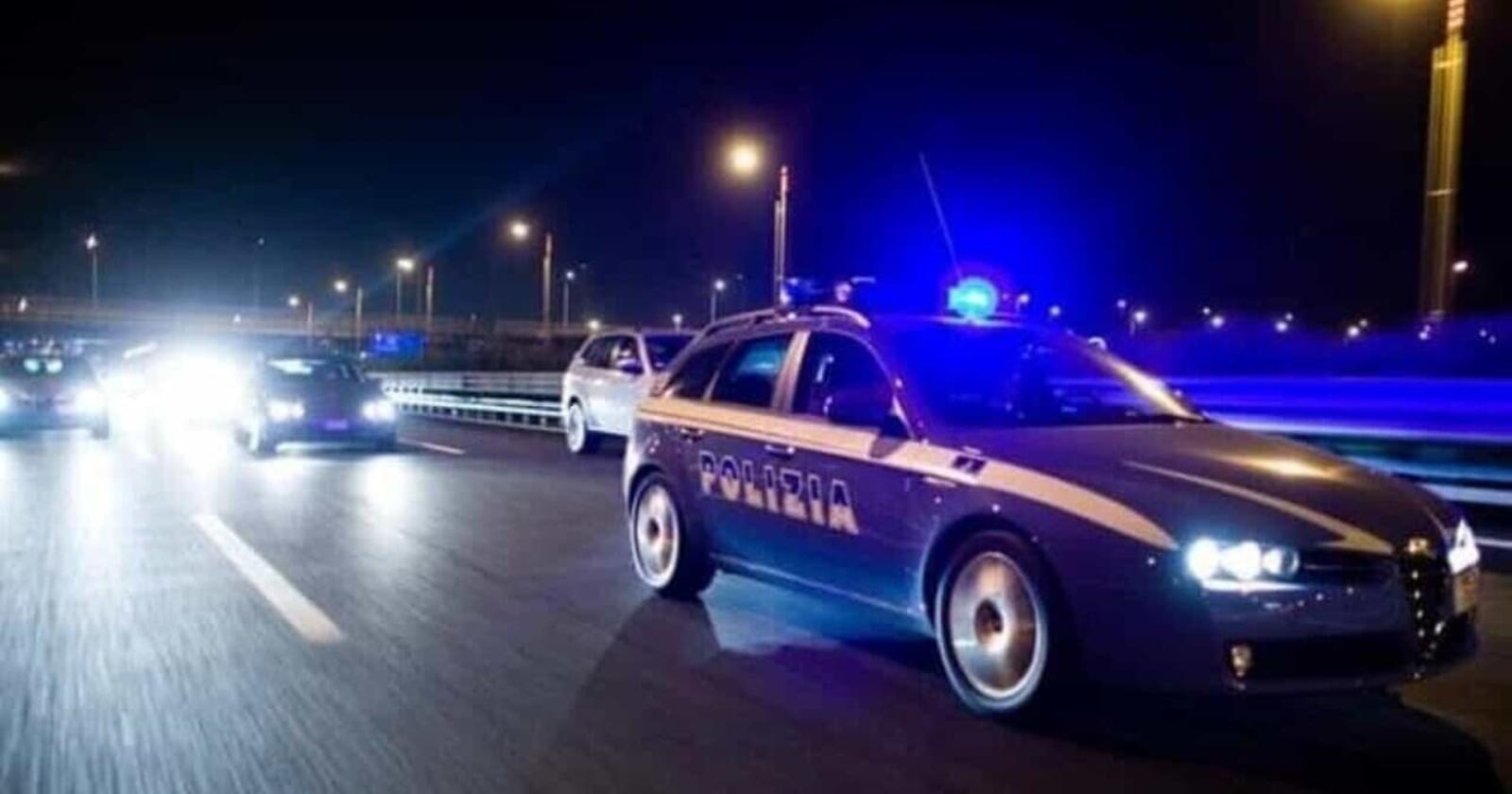 Segue a Bari una donna, le punta la pistola e le ruba l'auto: la Polizia insegue e arresta un 28enne di Cerignola
