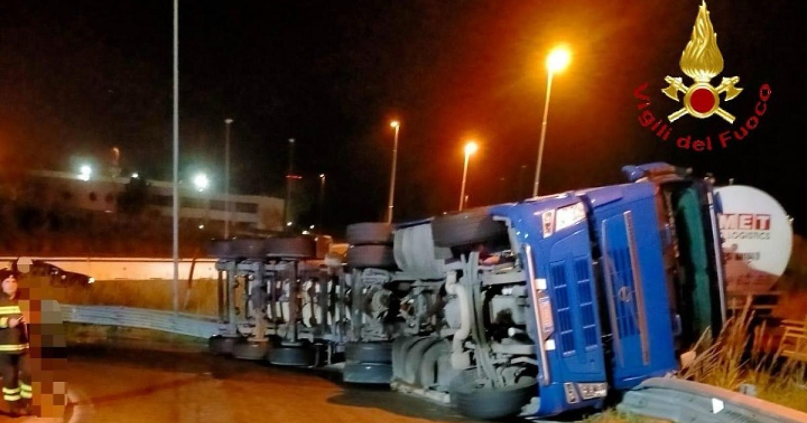 Autocisterna carica di olio si ribalta sulla rampa dello svincolo ‘Ferrandina-Matera’ 