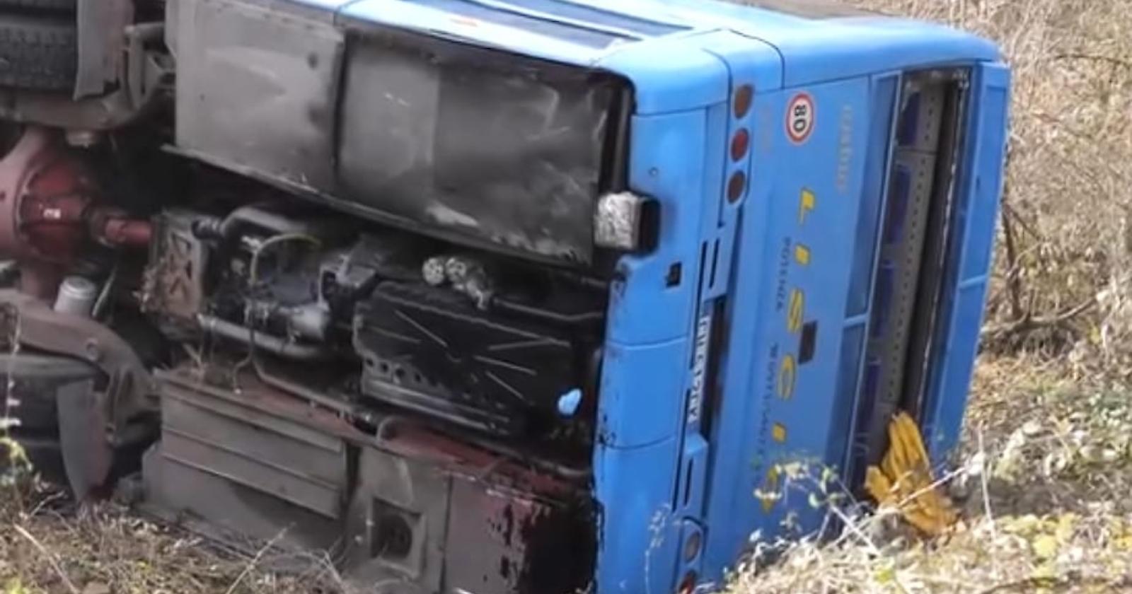 Brutto incidente a Baragiano, autobus ribaltato ed auto distrutta: sul posto 118 ed eliambulanza  