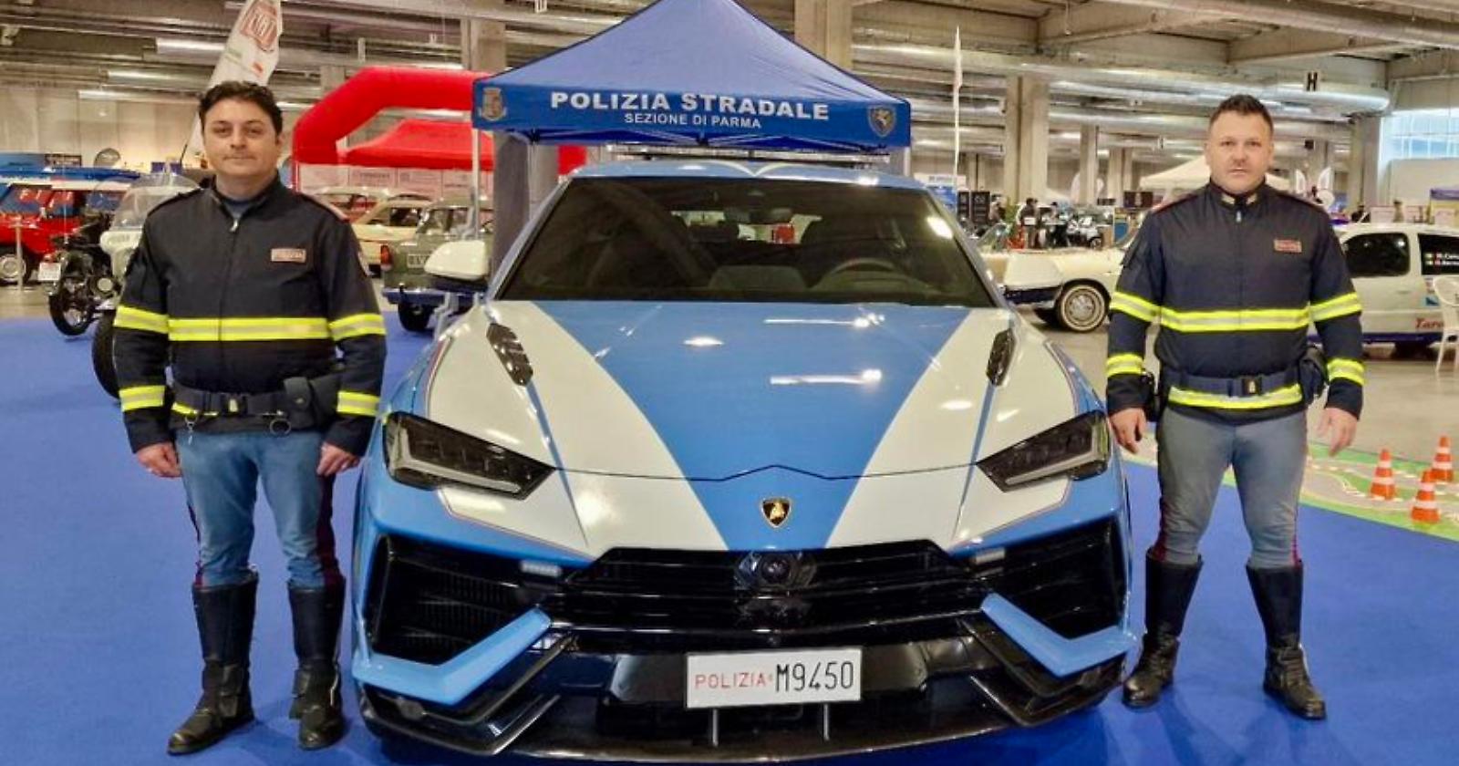 Con Antonio e Michele della Polizia Stradale di Matera un pizzico di Basilicata all'Automotoretrò di Parma