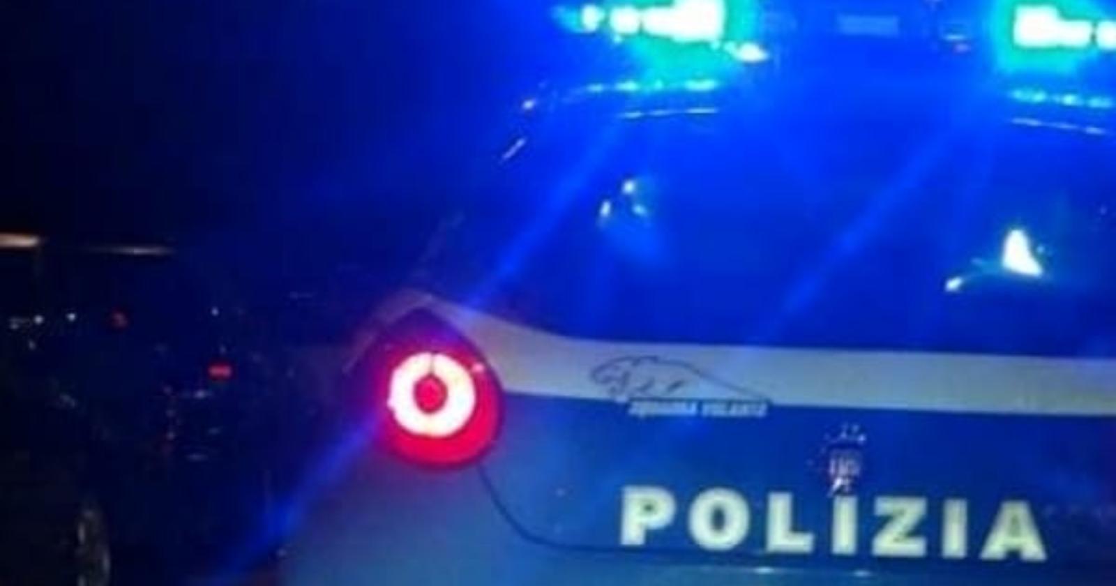 Nel tentare la fuga, a Cerignola un furgone sperona un'auto della Polizia e ferisce due agenti