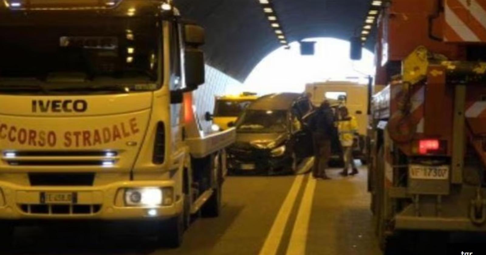 Il Caos nella Galleria 'Lama Bianca': Tir e Auto Coinvolti in Incidente Stradale