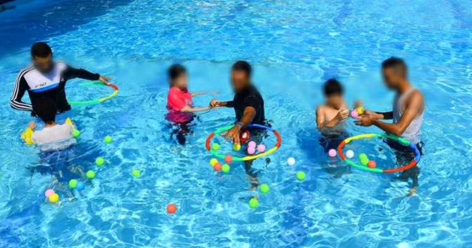 Foggia e Trepuzzi all' "Abbracciata collettiva" in acqua per i bambini autistici 