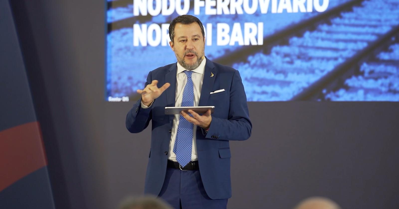 Salvini a Bari col nome in tasca del candidato sindaco della Lega: «La parabola del Pd di Emiliano e Decaro sta finendo»