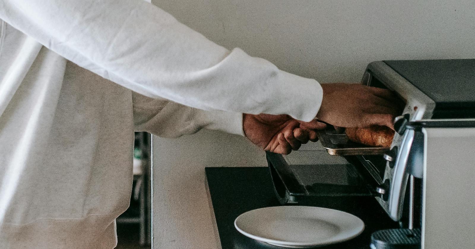 Microonde in cucina, dal riscaldamento alla cottura: i segreti di un alleato versatile