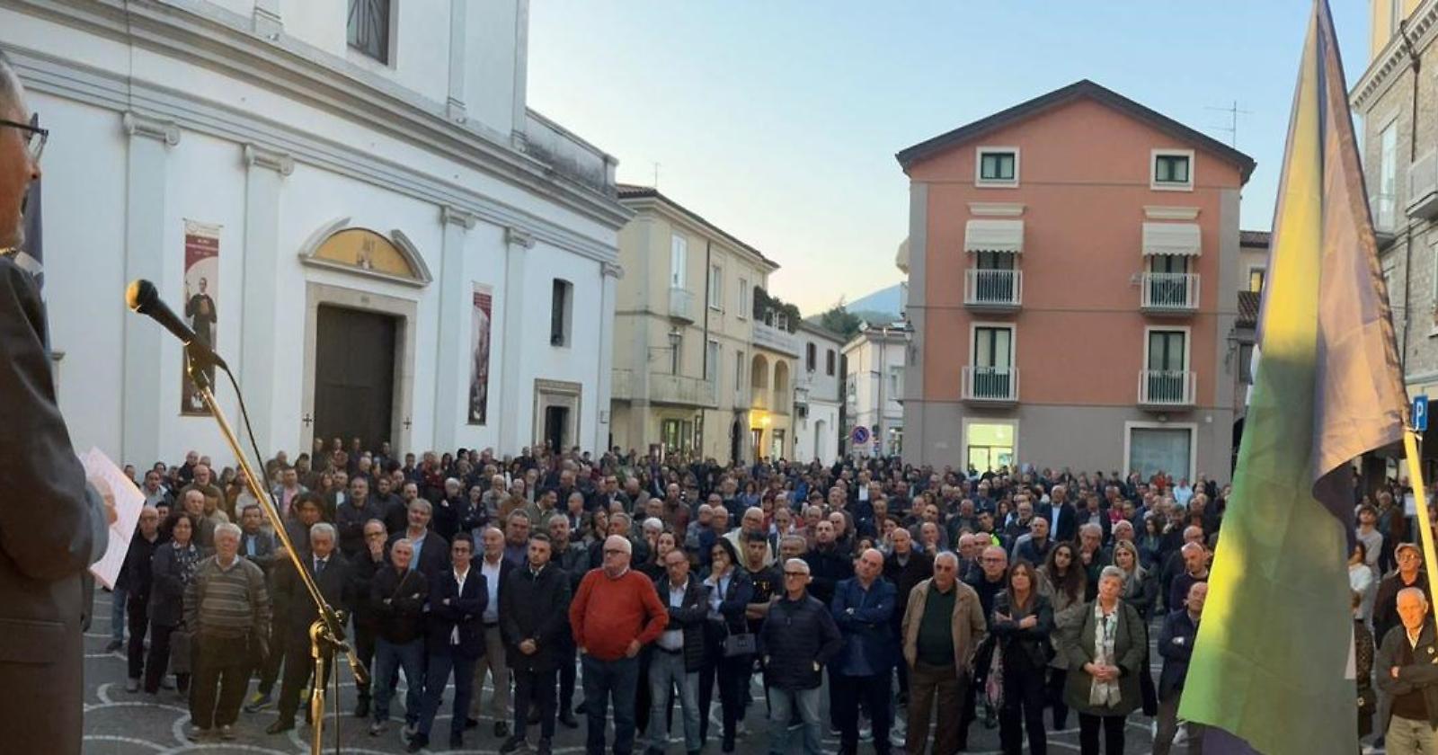 Lauria abbraccia Pittella, da Conte a Speranza il capogruppo Richetti ne ha per tutti: "Con voi per discutere su come perdere?"