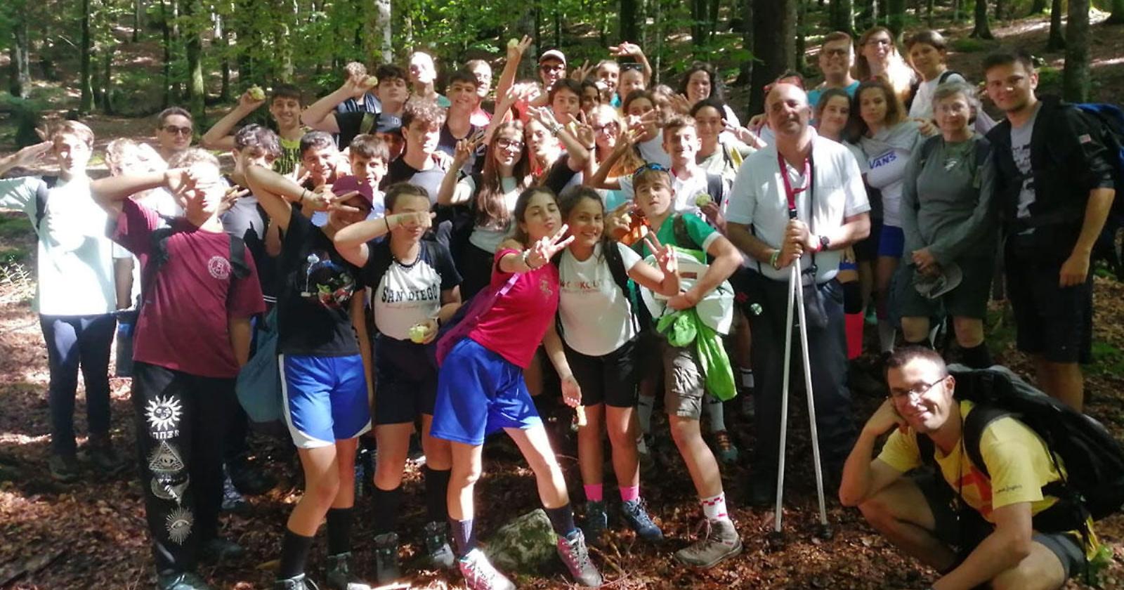Nasce la scuola peripatetica: 15 studenti in cammino per imparare, dalla Basilicata alla Puglia, alla Sardegna