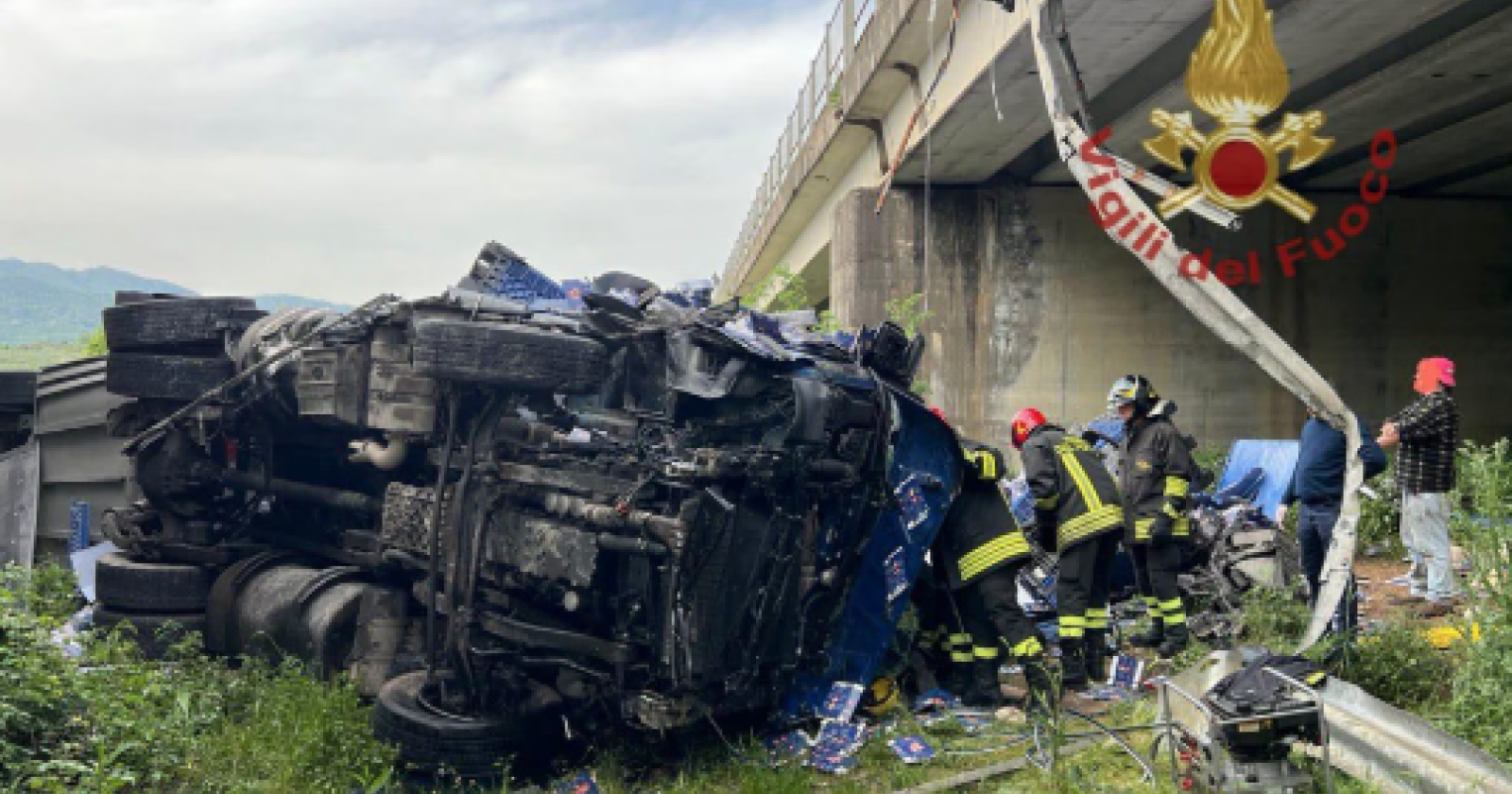 Camionista di Foggia precipita col tir da un viadotto alto 10 metri a Calabritto