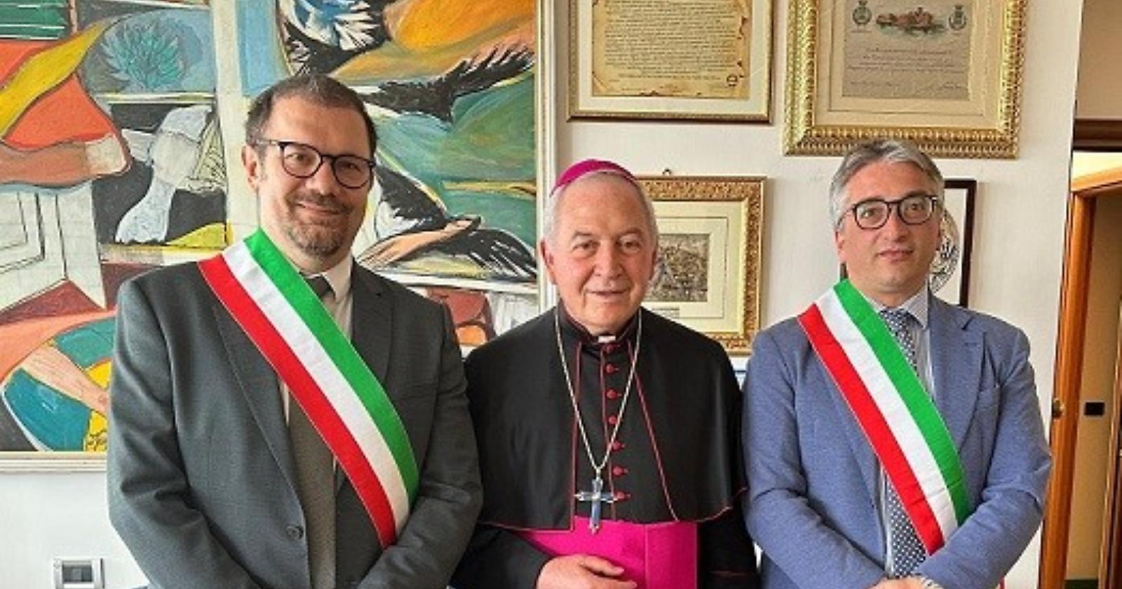 Il saluto commosso a Mons. Ligorio dei sindaci Bennardi e Morea