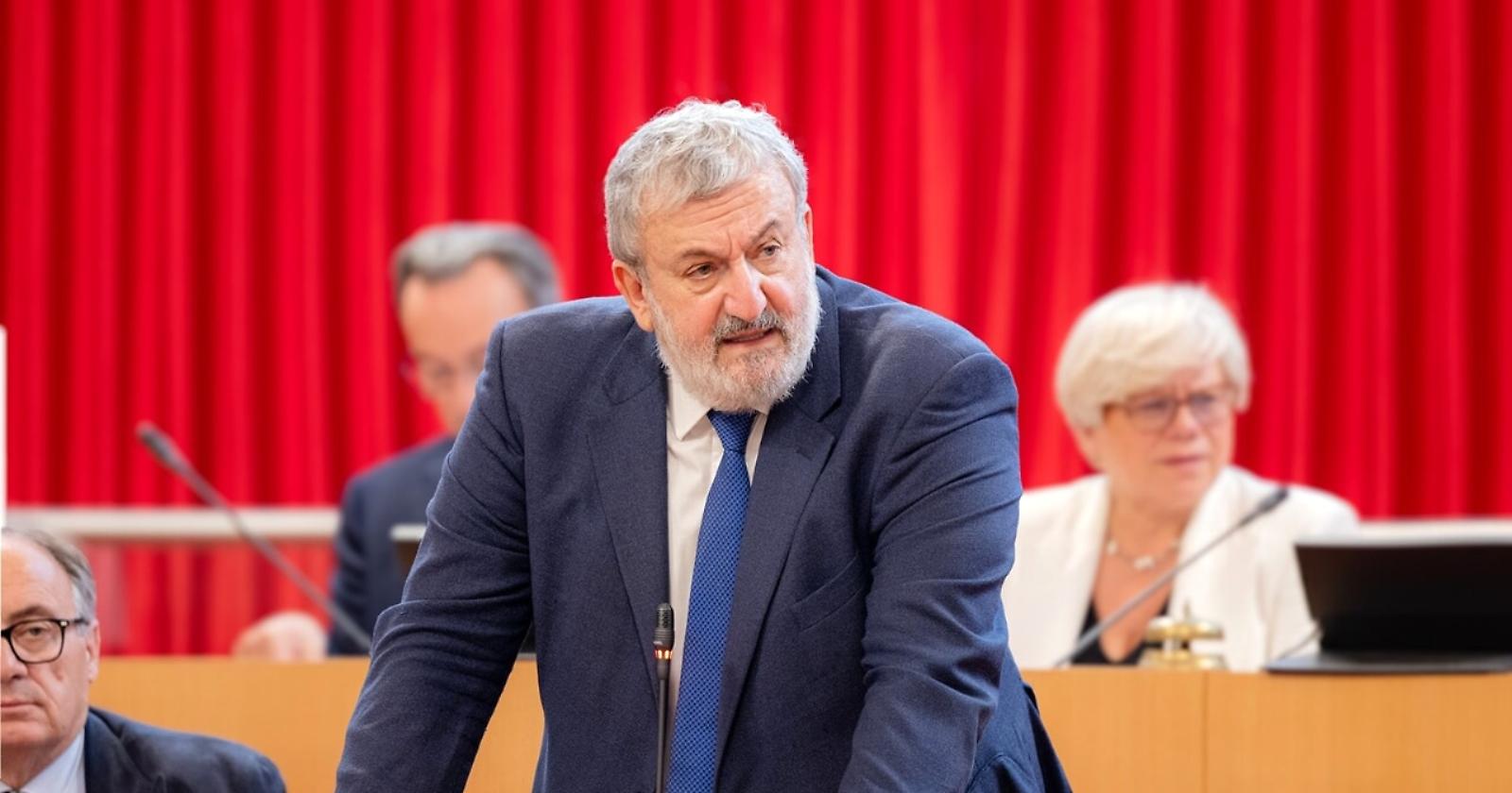 Il Consiglio Regionale Pugliese: Sfiducia a Emiliano e la Crisi Politica in Puglia