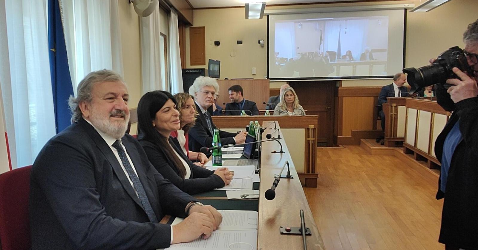 Scintille in Commissione antimafia per l’audizione di Emiliano