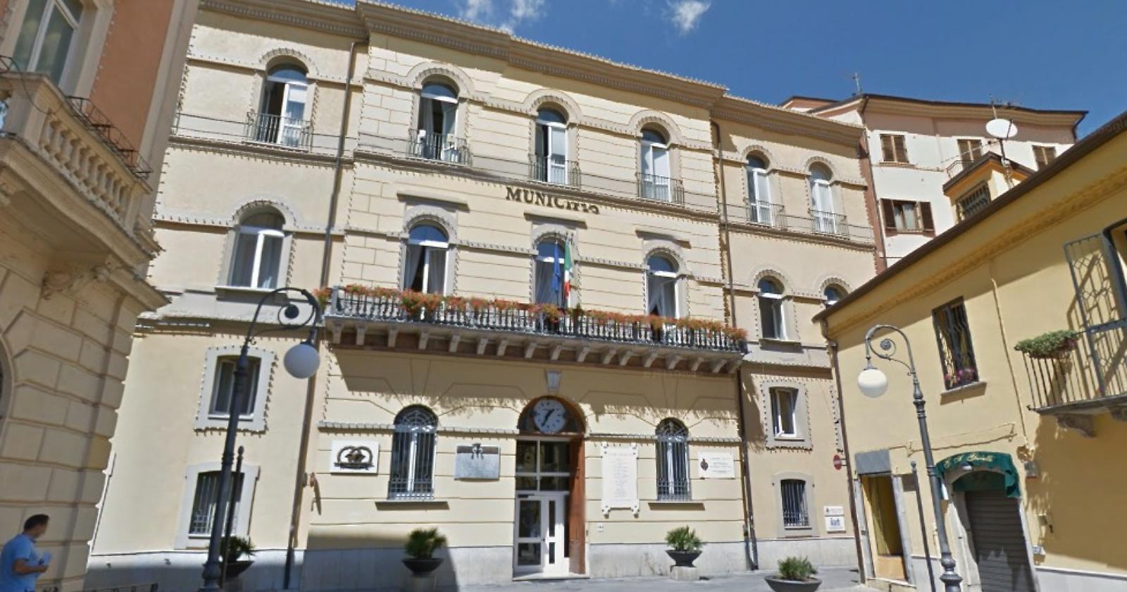 Potenza alle Urne: Cinque Candidati, 17 Liste, ma il Simbolo del PD è Assente