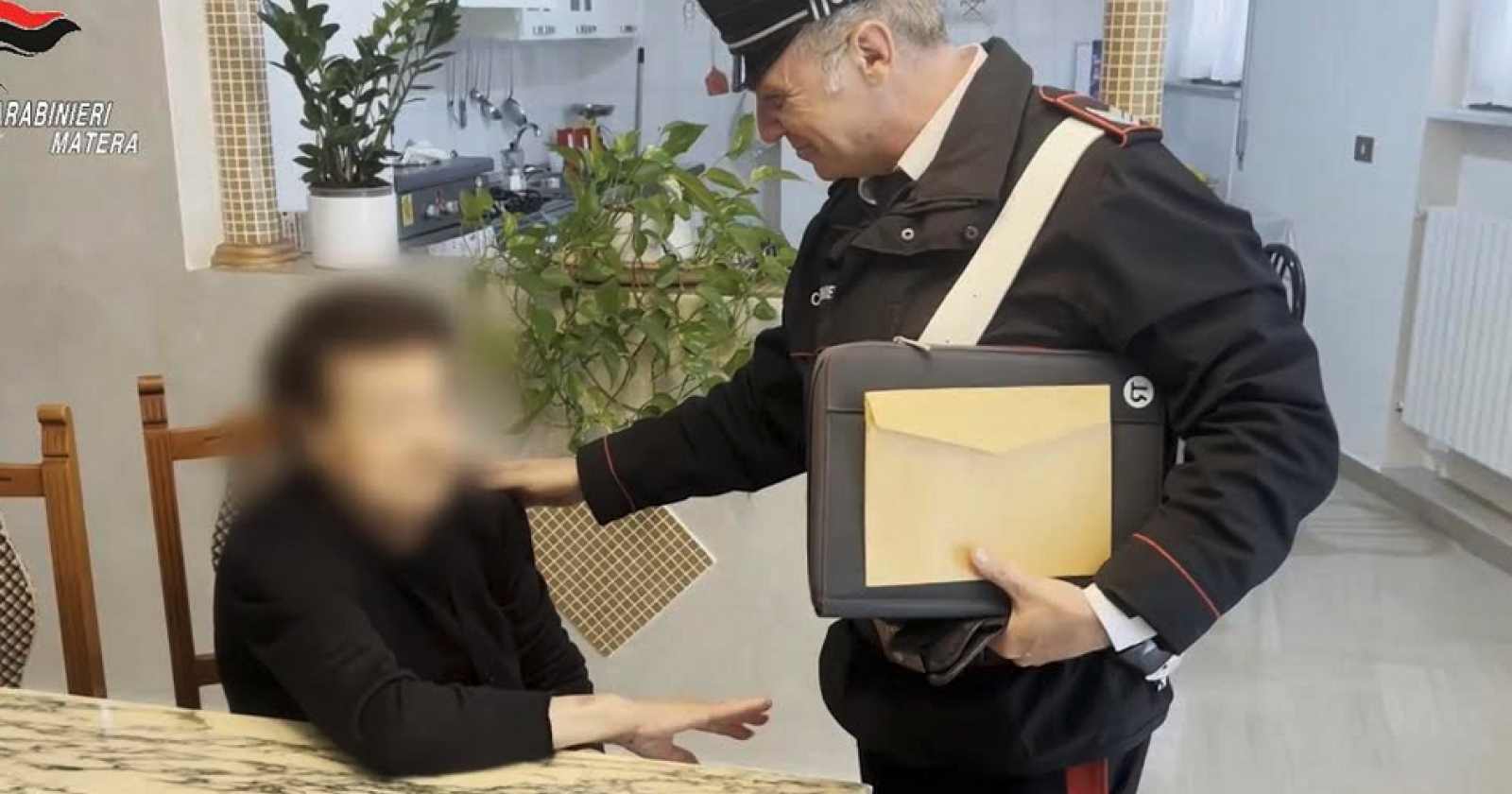 Truffano un'anziana a Ferrandina fingendosi dipendenti delle Poste: arrestati due 40enni di Napoli