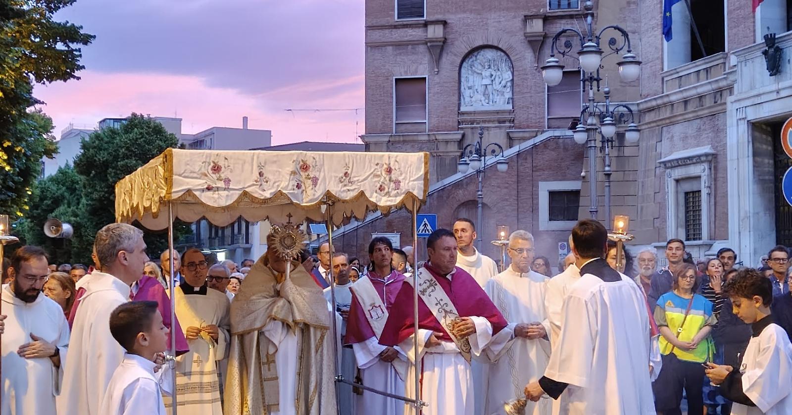 L'arcivescovo di Foggia scuote la città «affamata di senso» dove «si spara», anche la solitudine uccide e fa paura lo sbandamento dei giovani