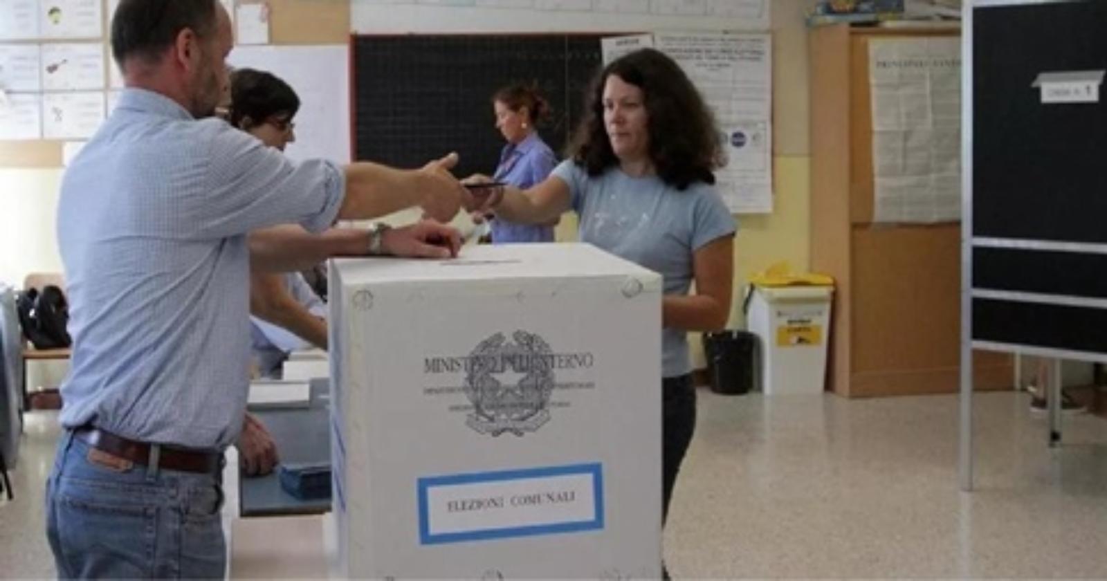 Ballottaggi: la Puglia preferisce il mare alle urne, crolla l'affluenza ai seggi