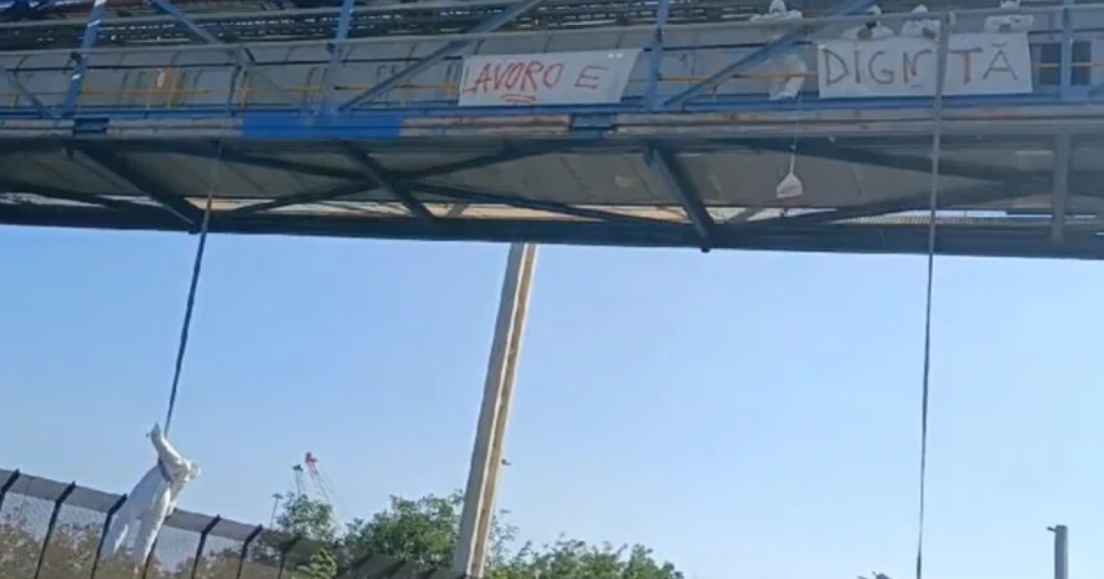 Brindisi: La Protesta dei Manichini Appesi: Un Grido di Allarme dalla Zona Industriale