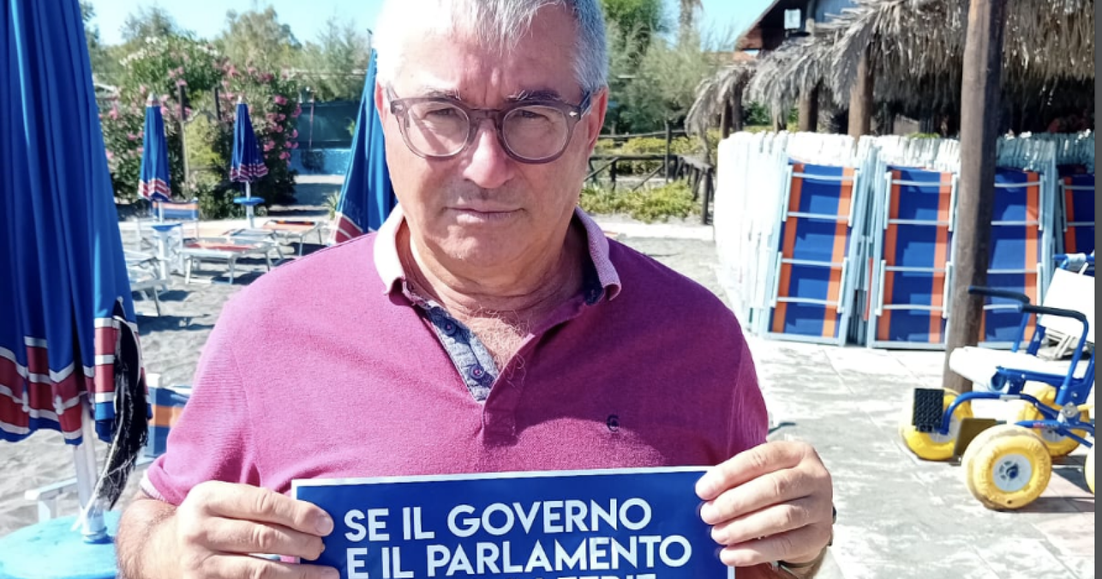 La rivolta degli ombrelloni italiani partiti da Margherita di Savoia: «Meloni lasci il resort di lusso del Salento e venga nei nostri lidi operai»