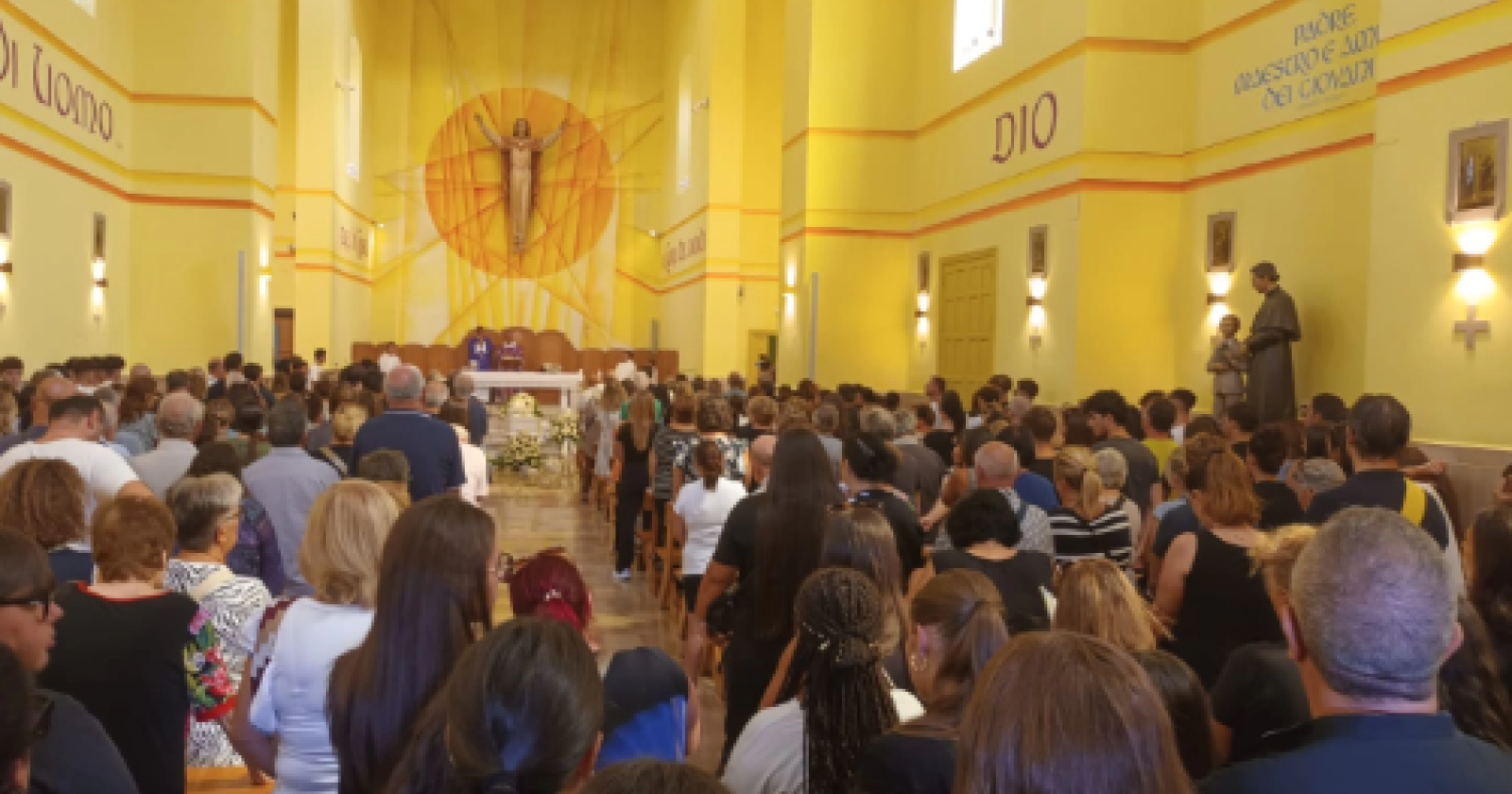 Chiesa gremita a Foggia per i funerali di  Giampy, ma restano i misteri sulla morte del 17enne