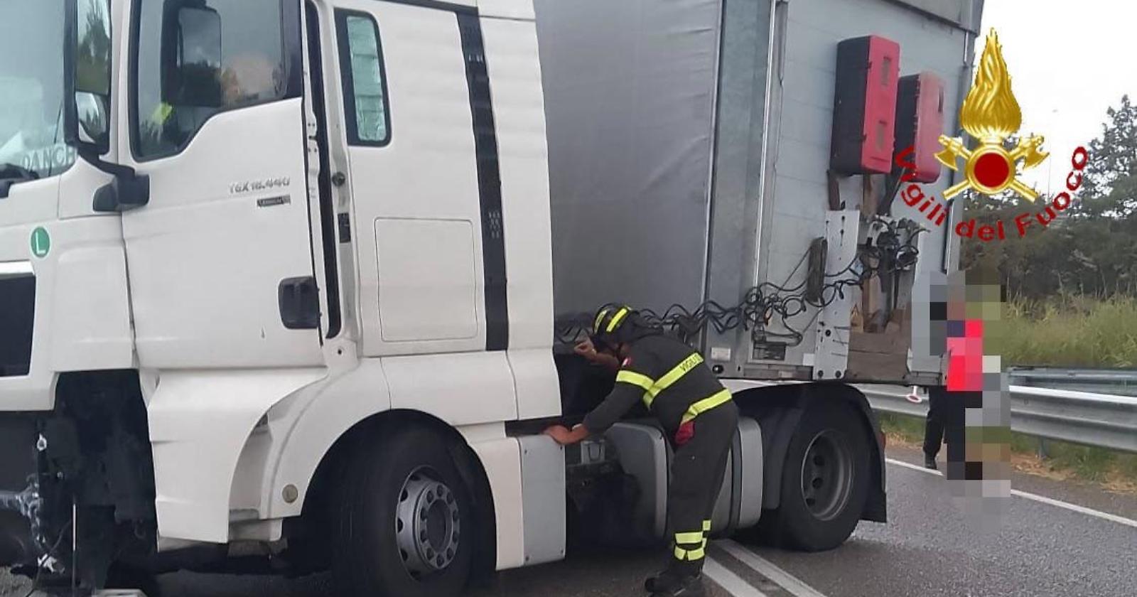 Impatta lo spartitraffico: solo tanta paura per un tir sulla 407 Basentana