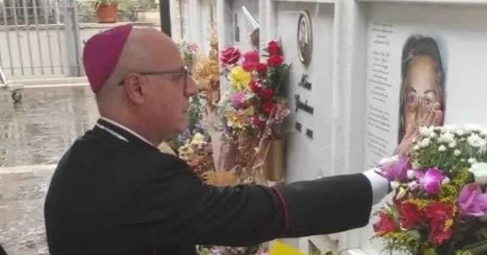 Potenza, Mons. Carbonaro in preghiera sulla tomba di Elisa Claps 
