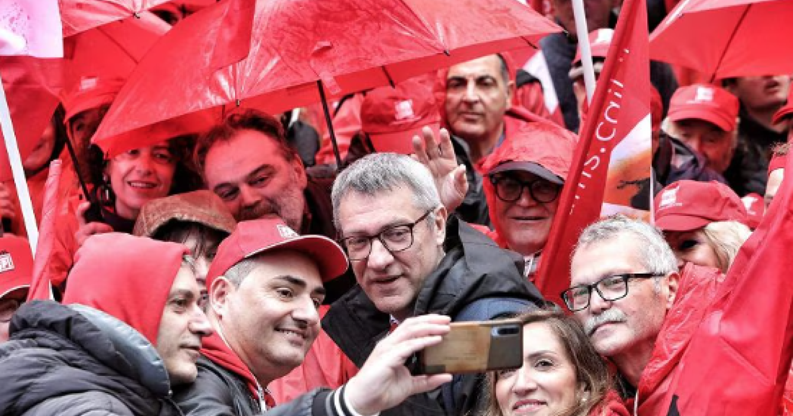 Landini fermato da un acquazzone in Basilicata: «Piove, governo ladro»