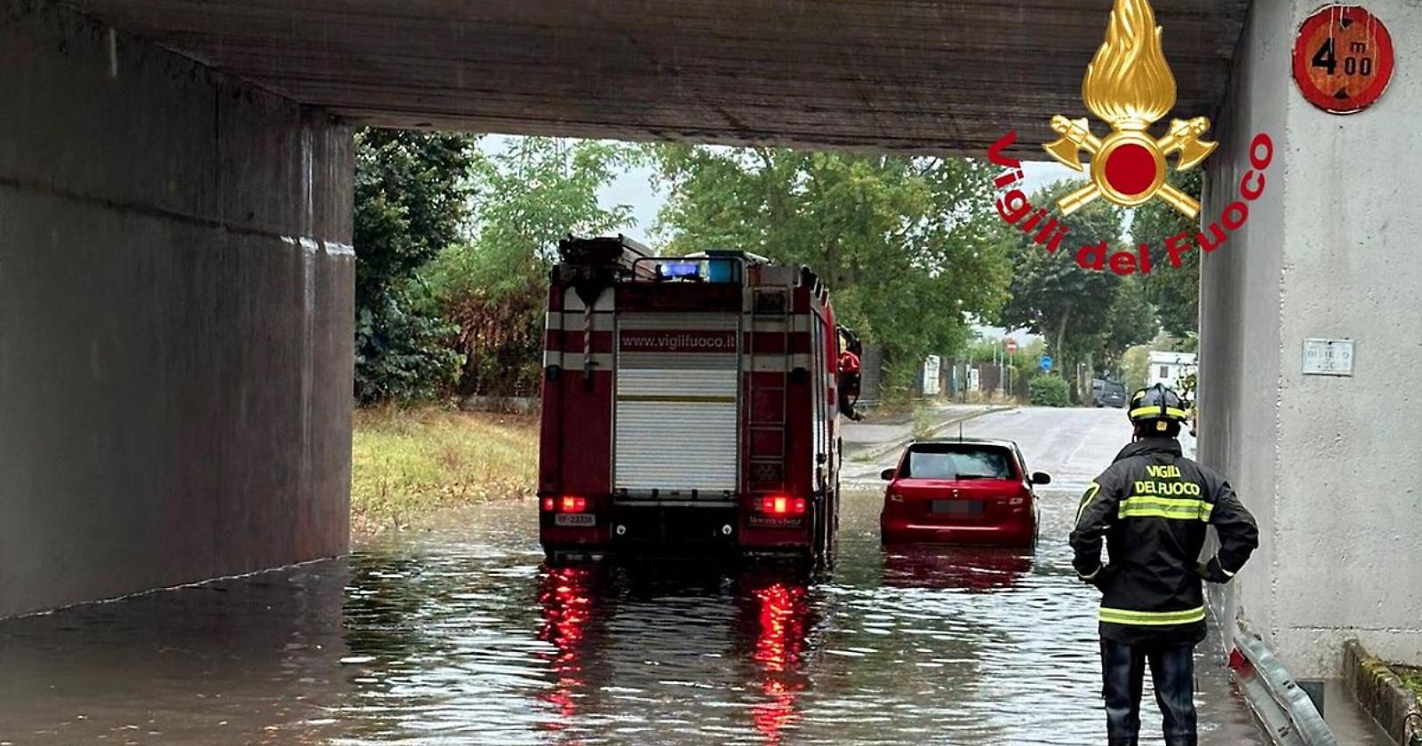 Maltempo nel Foggiano: Vigili del Fuoco travolti da acqua e fango durante un'operazione di soccorso