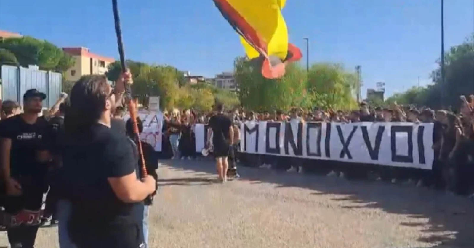 Corteo di studenti a Foggia per i due giovani tifosi rossoneri che lottano per la vita all'ospedale di Potenza
