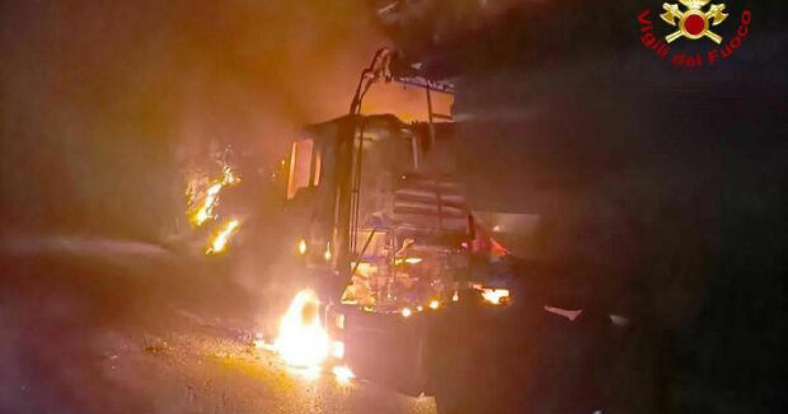 Nei pressi di Vietri di Potenza in fiamme un camion: salvo l'autista originario di Sicignano degli Alburni