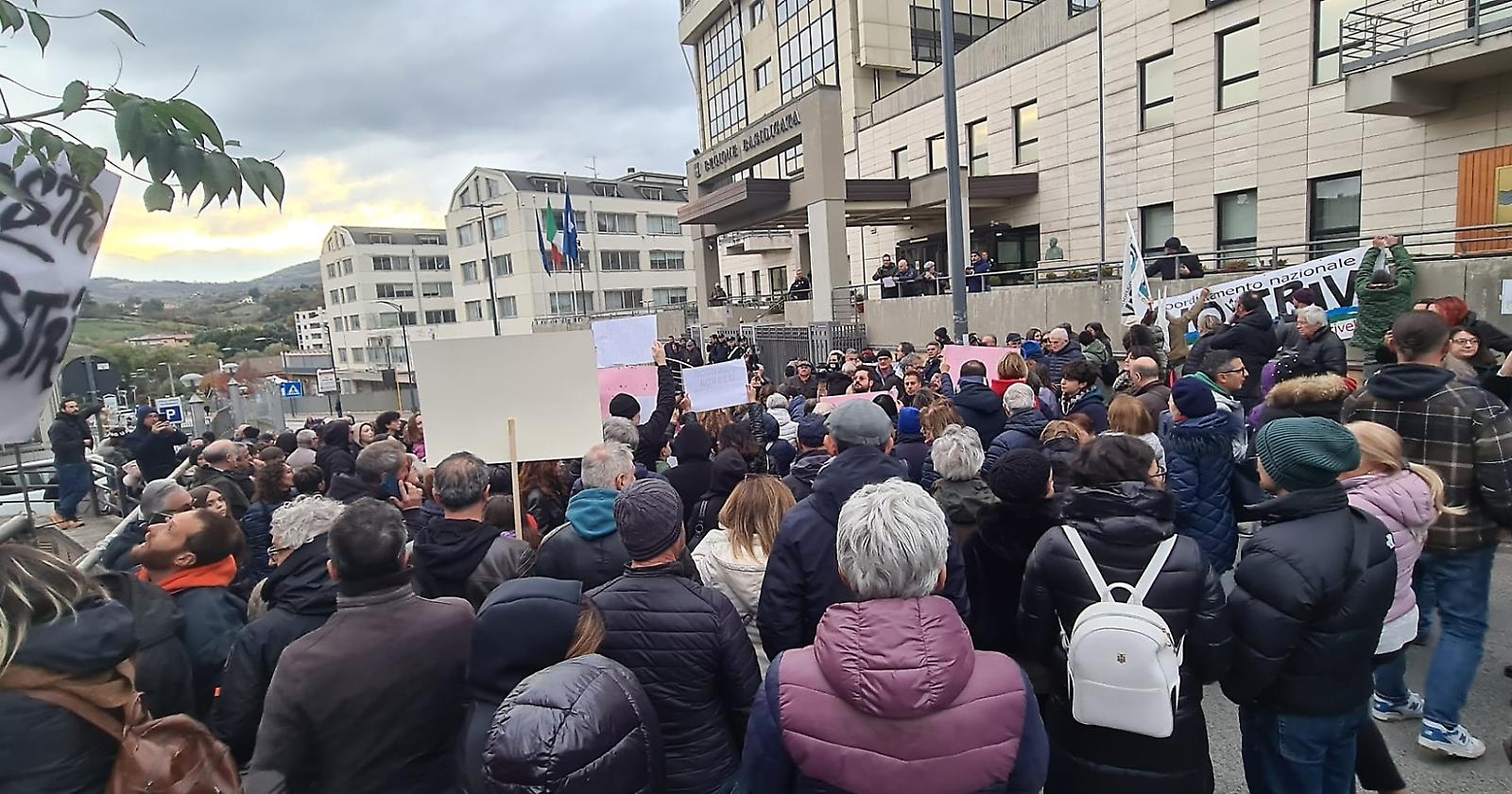 "Acqua pulita e non inquinata": a Potenza la protesta davanti alla sede della Regione Basilicata 