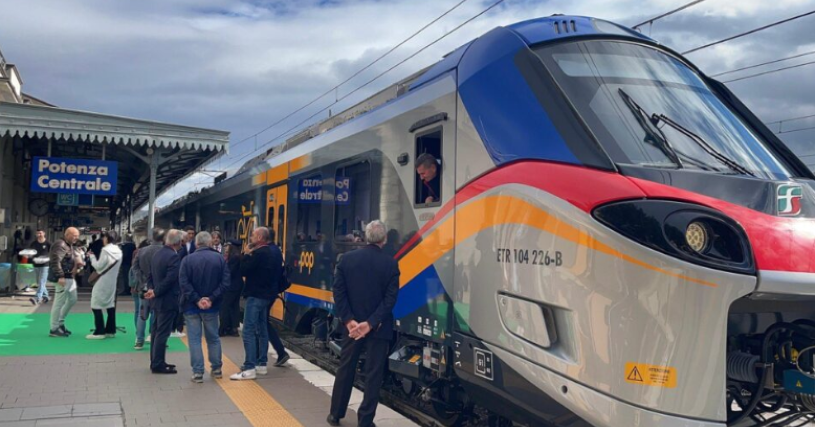 Sui binari lucani arriva il terzo treno elettrico di nuova generazione Trenitalia