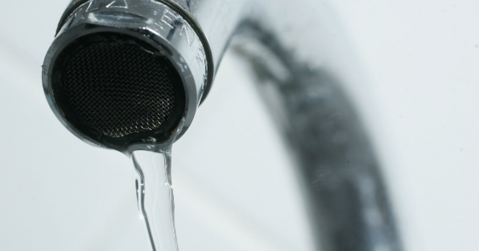 Acqua e diffidenza: in cucina e a tavola 48 famiglie lucane su 50 si affidano al supermercato 