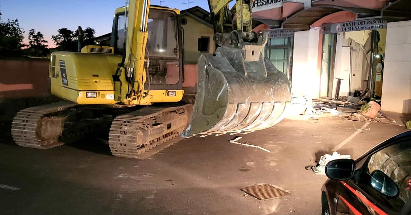 Percorrono tutto il centro di San Severo per assaltare una banca con l'escavatore, fuggono per l'arrivo dei Carabinieri