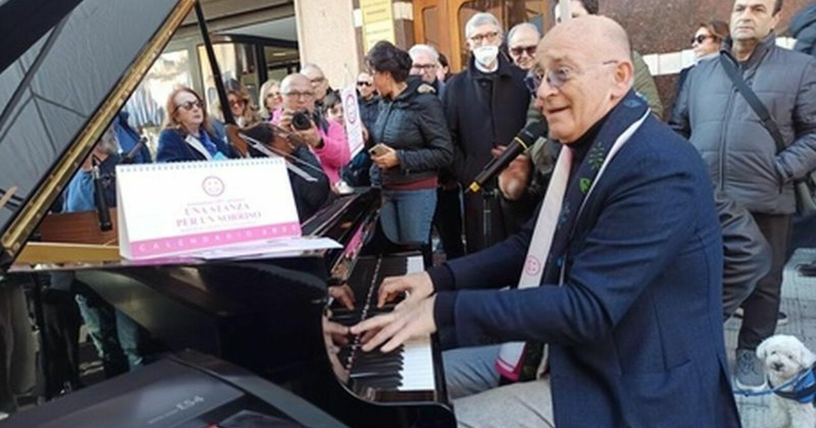 Sisto porta in strada a Bari il pianoforte della solidarietà