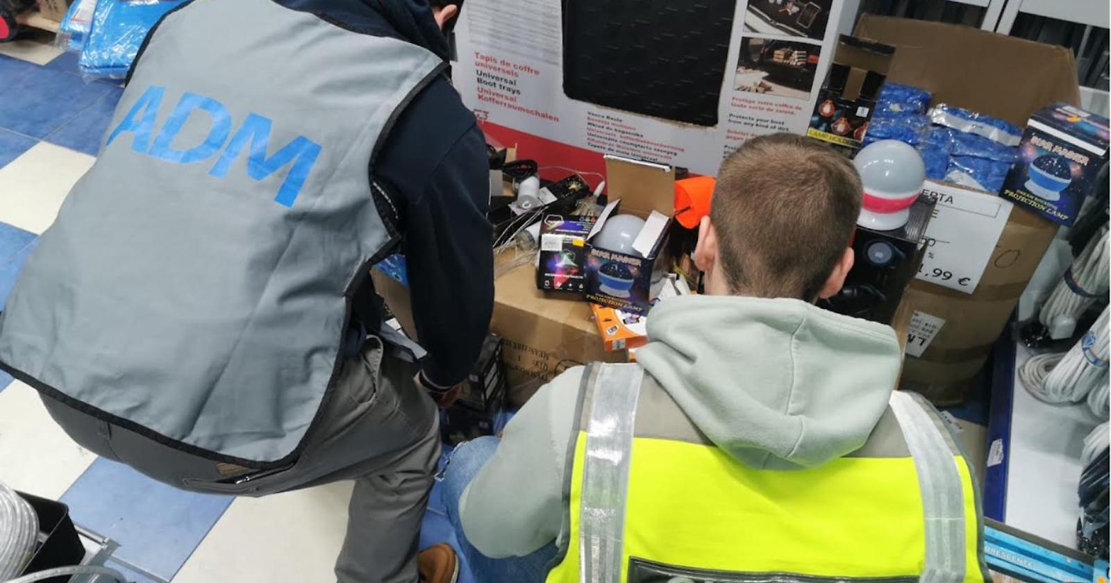 Agenzia Dogane e GdF sequestrano 10mila prodotti natalizi illeciti