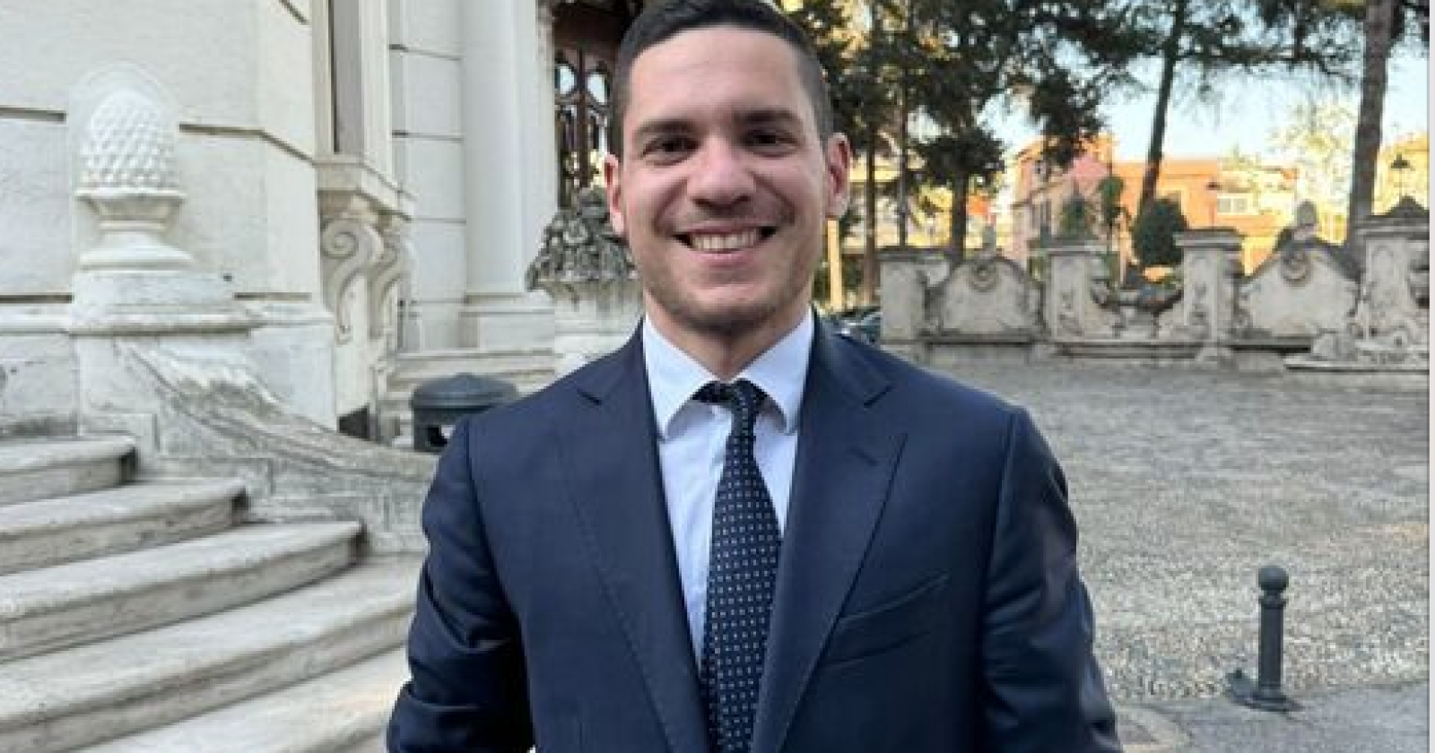 A Firenze vietato cantare in napoletano per un ragazzo di Benevento, Mastella: «È razzismo stupido e velenoso»