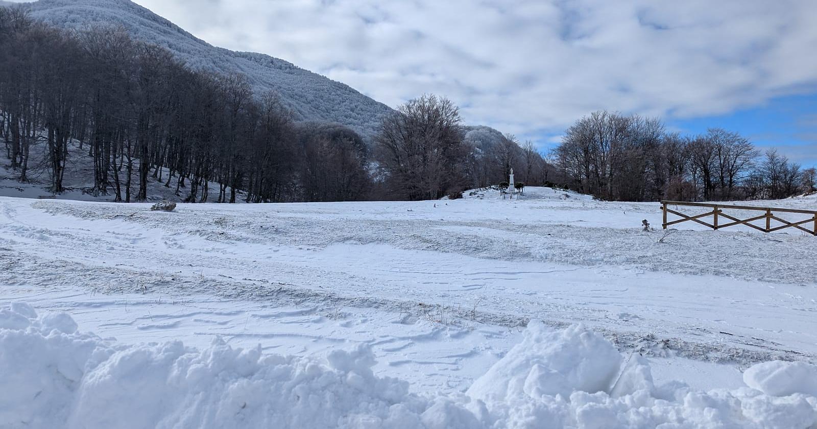 No, non è la Lapponia: a Rotonda, porta del Parco del Pollino, la magia della ciaspolata sulla neve