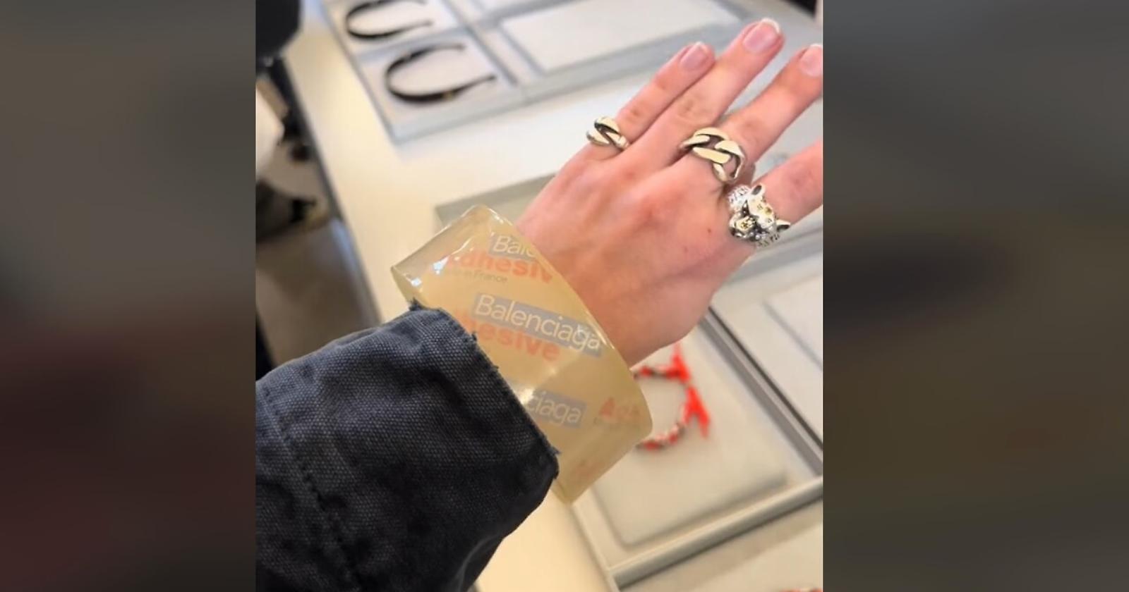 Bracciale Balenciaga scotch: quando solo il marchio fa il prezzo