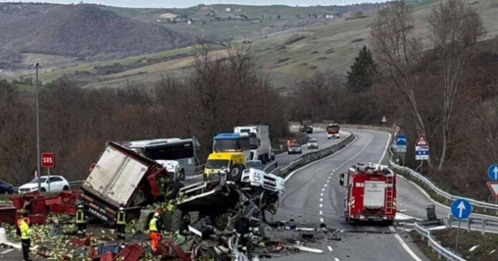 Camion si ribalta sulla Basentana: perde la vita un 36enne del Napoletano 
