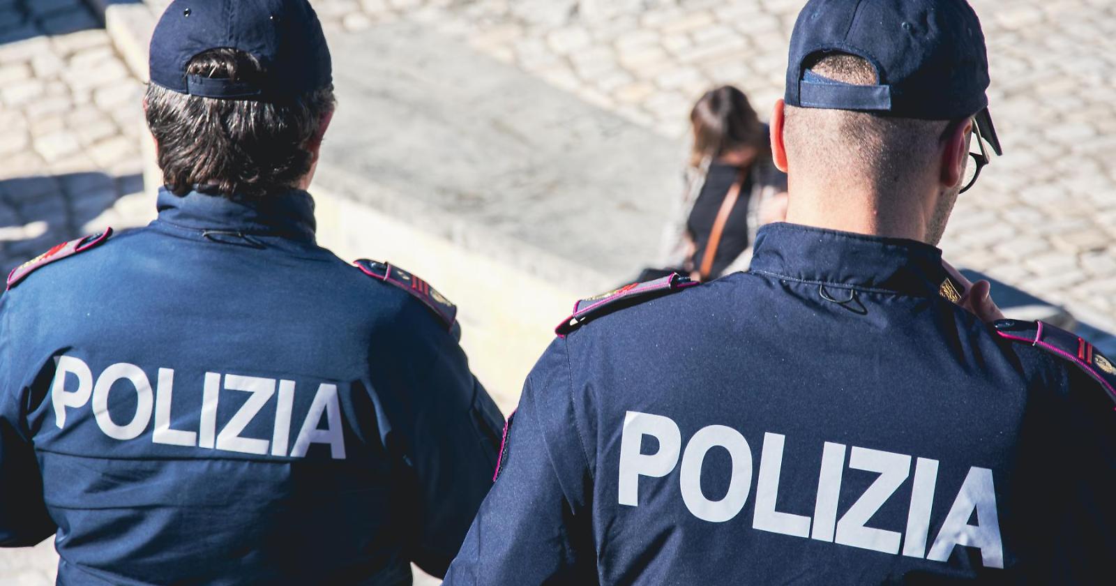 Picchia moglie in strada davanti ai figli, cittadino straniero arrestato dalla Polizia a Matera