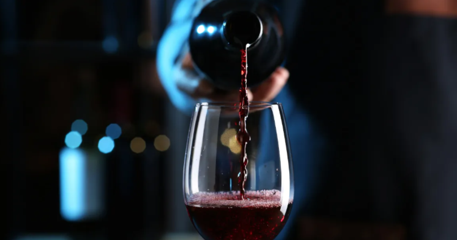 Le "particolari" etichette sulle bottiglie di vino per scoraggiare i consumi: ira della Coldiretti 