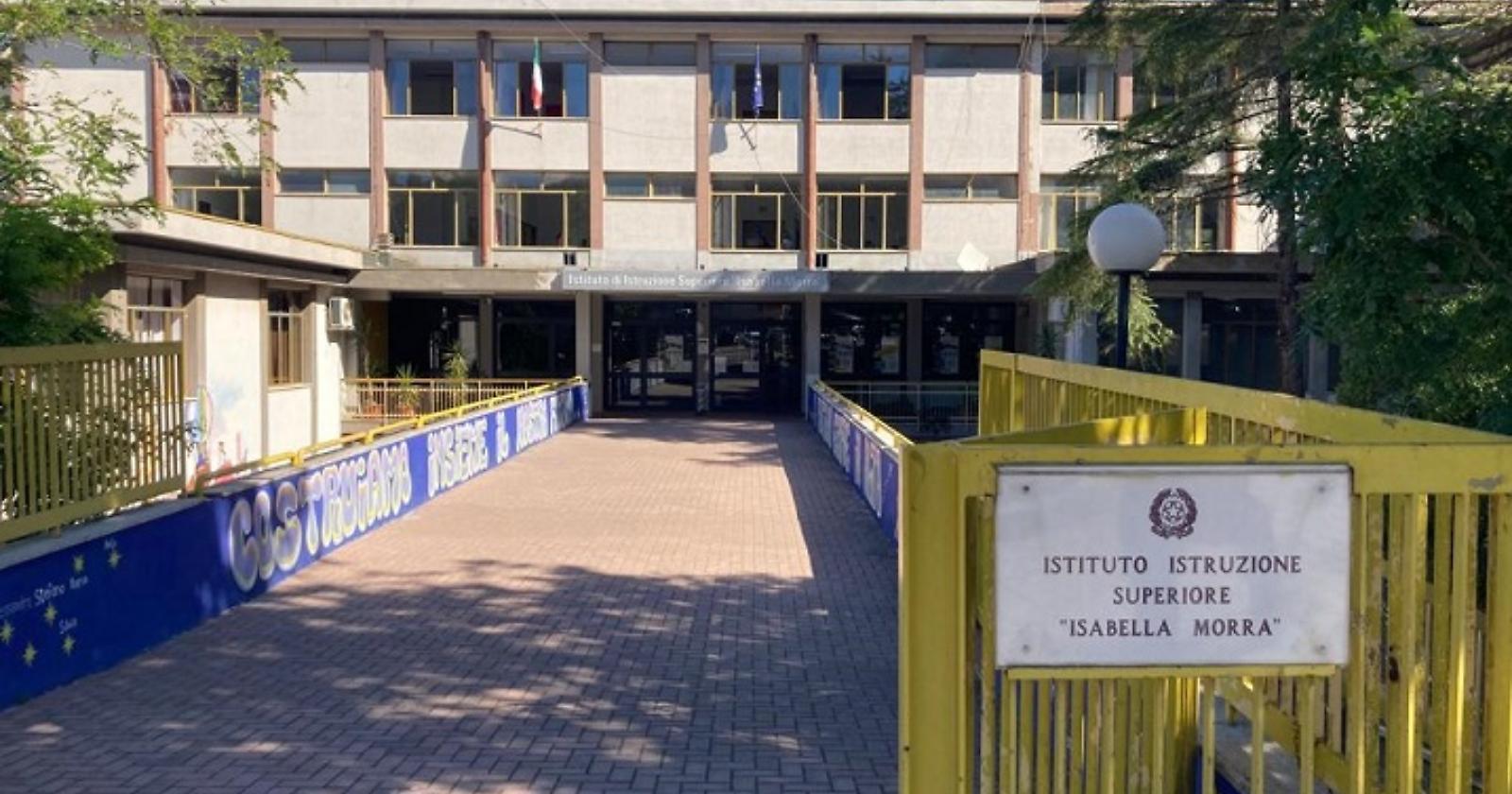 Si sentono degli scricchiolii, evacuata una scuola a Matera